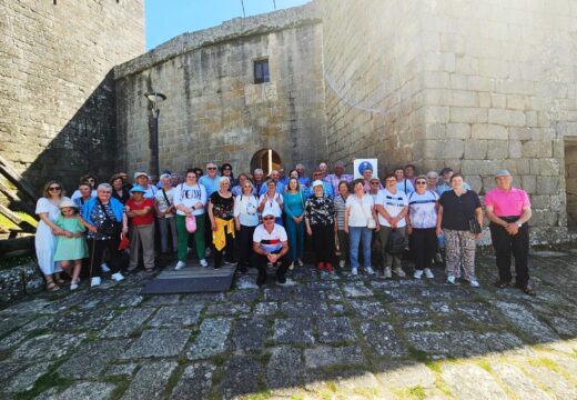 Medio cento de veciños e veciñas participan na excursión á Ribeira Sacra do programa “Boqueixón en ruta”